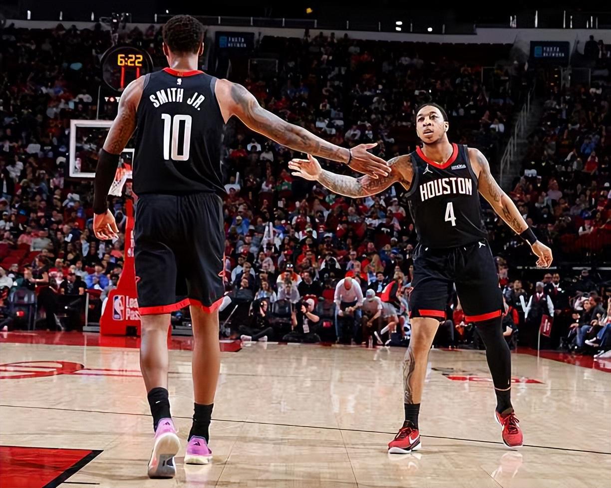 开云体育下载-球队的进攻如此混乱，结果火箭却让全队唯一一名控卫去蹲底角？