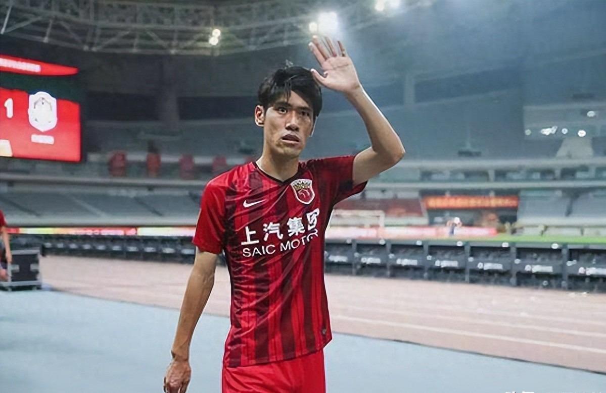 他是上海足球名宿，豪取4个中超冠军，36岁退役，如今接班徐根宝